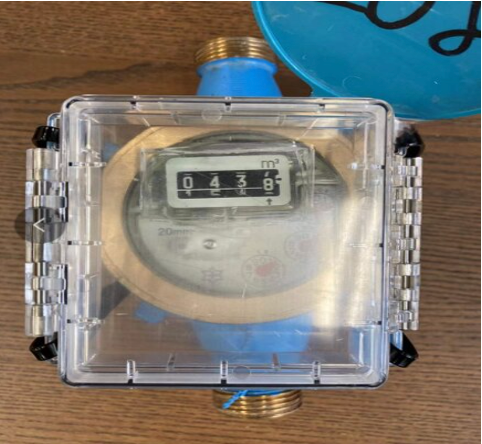#37_1_水道メーター用固定治具の画像(アクリルテープつき).png